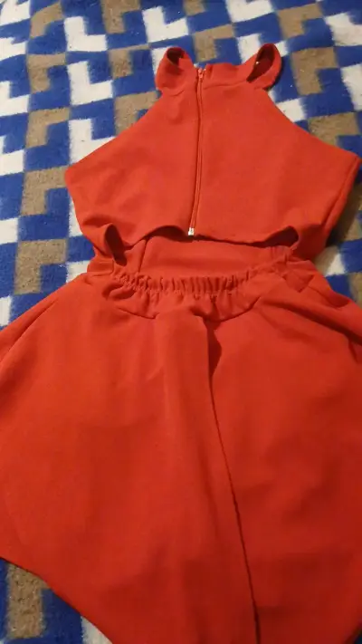 Vestido corto rojo elegante - miniatura 2