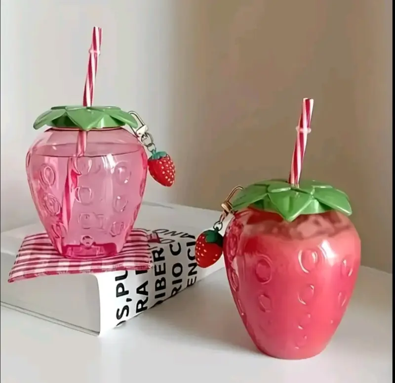 Vasos de plástico con diseño de frutilla