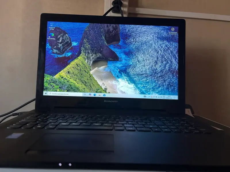 Laptop Lenovo con pantalla HD - 1