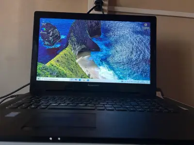 Laptop Lenovo con pantalla HD - miniatura 1