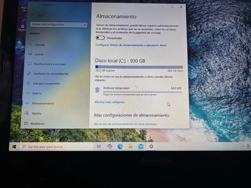 Laptop Lenovo con pantalla HD - 2