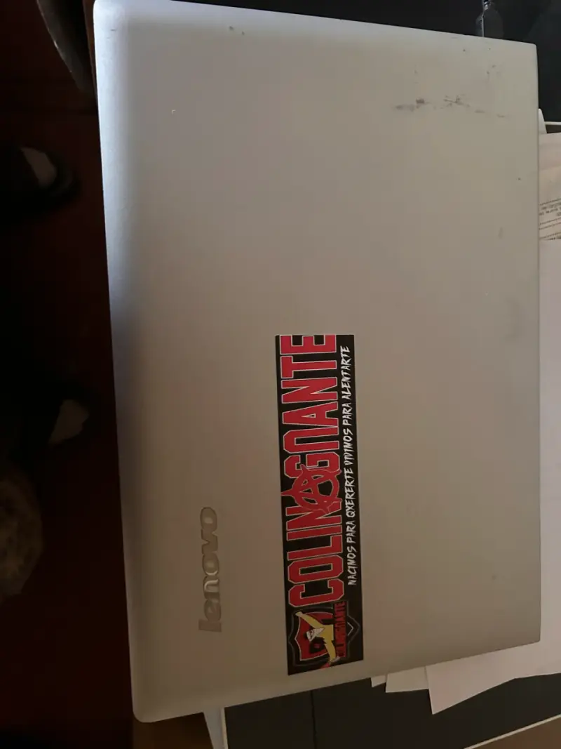 Laptop Lenovo con pantalla HD - 3
