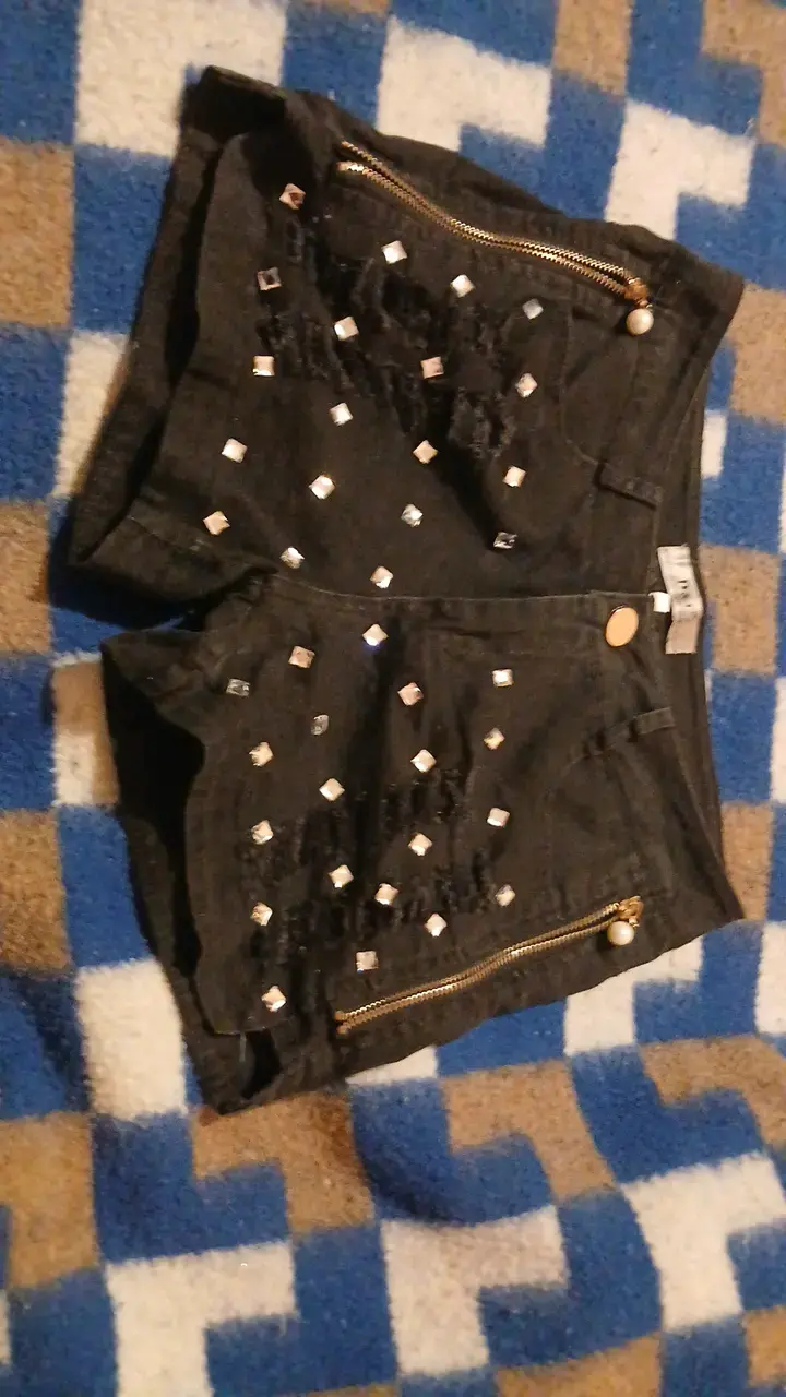 Shorts de mezclilla negros con tachas