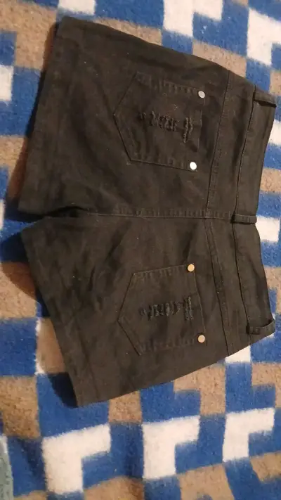 Shorts de mezclilla negros con tachas - miniatura 2