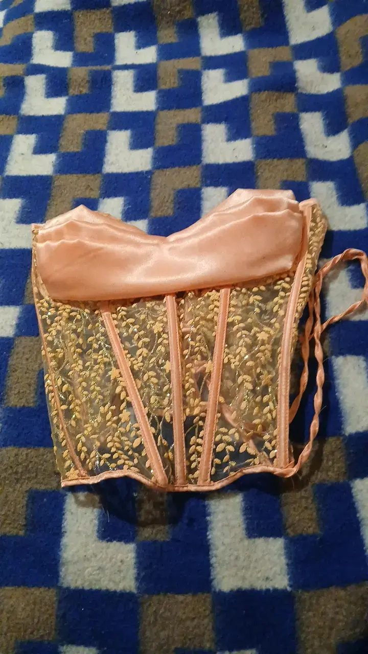 Corset rosa con encaje floral