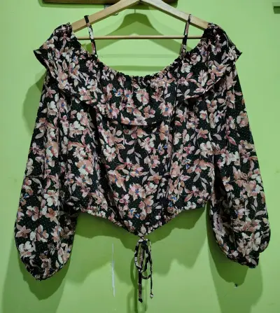 Blusa floral con hombros descubiertos - miniatura 1