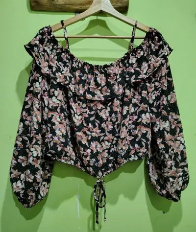 Blusa floral con hombros descubiertos - miniatura 2