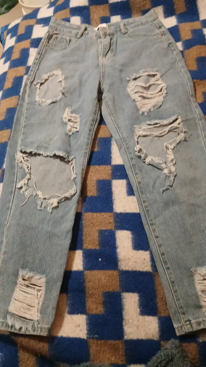Jeans desgastados de mezclilla azul