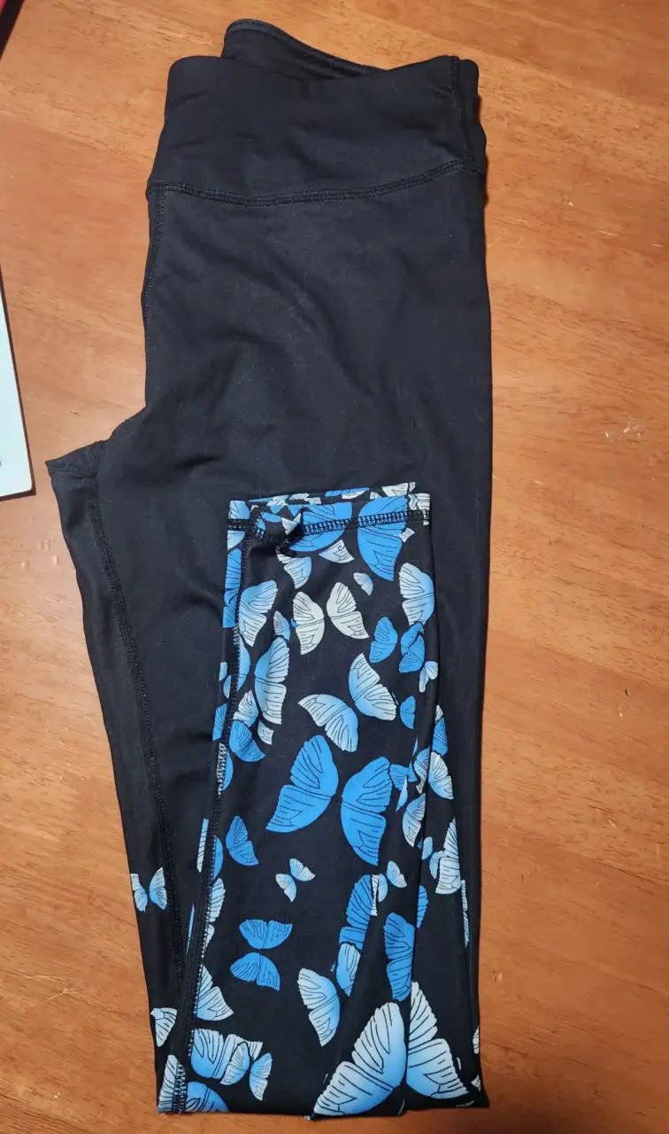 Leggings deportivos negros con mariposas