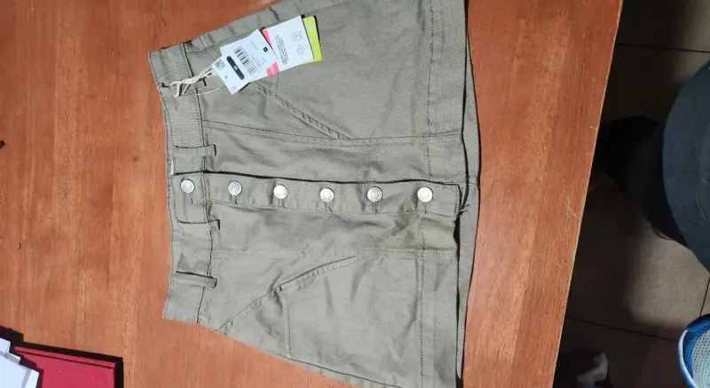 Falda corta beige con botones delanteros