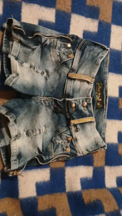 Shorts de mezclilla con detalles dorados - miniatura 1