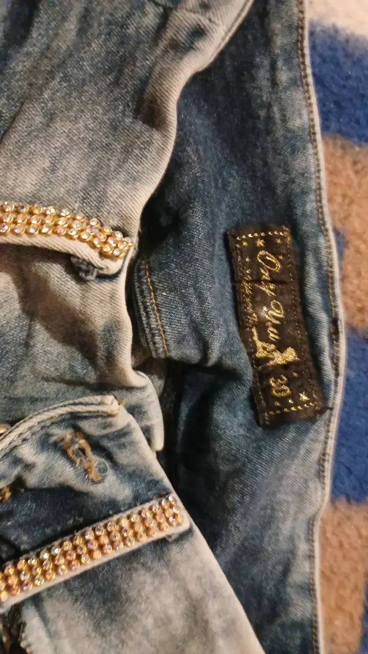 Shorts de mezclilla con detalles dorados - 2