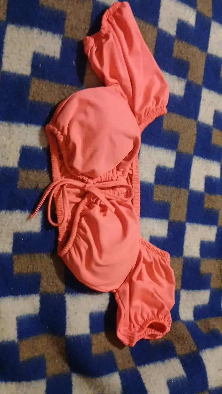 Bikini rosado con diseño moderno