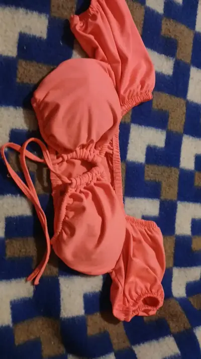 Bikini rosado con diseño moderno - miniatura 2