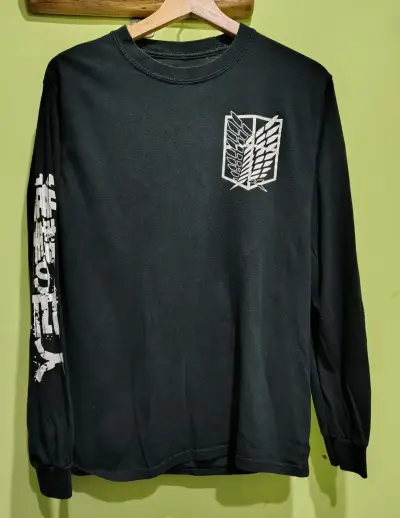 Polera negra manga larga con diseño anime - miniatura 1