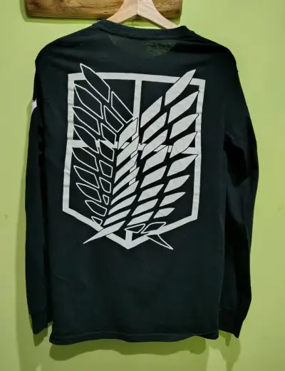 Polera negra manga larga con diseño anime - miniatura 2