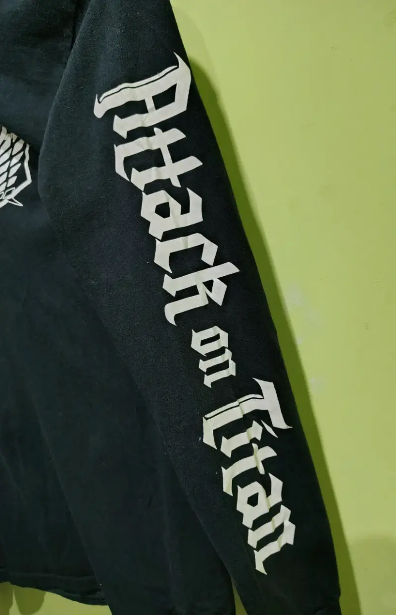 Polera negra manga larga con diseño anime - 3