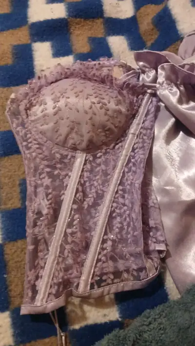 Corset lila con encaje y guantes - miniatura 2