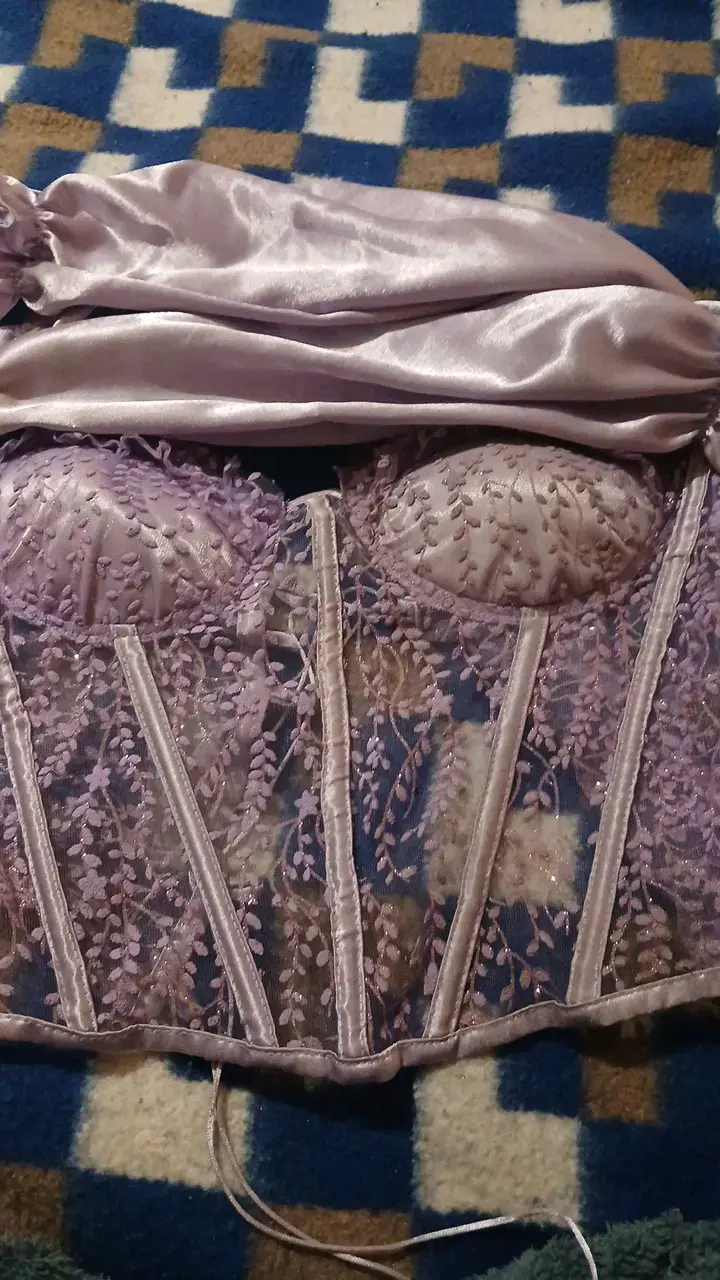 Corset lila con encaje y guantes - 3