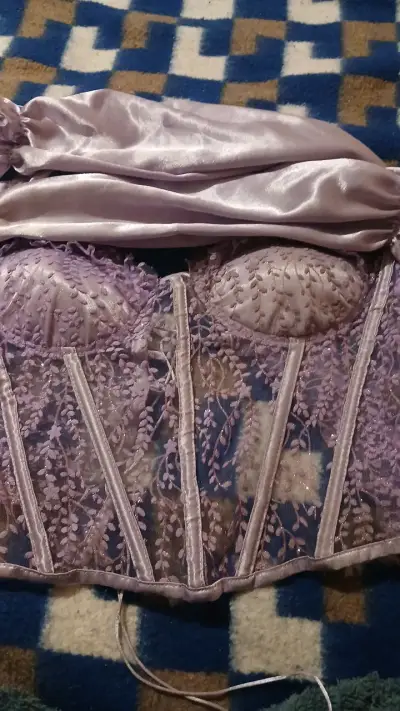 Corset lila con encaje y guantes - miniatura 3