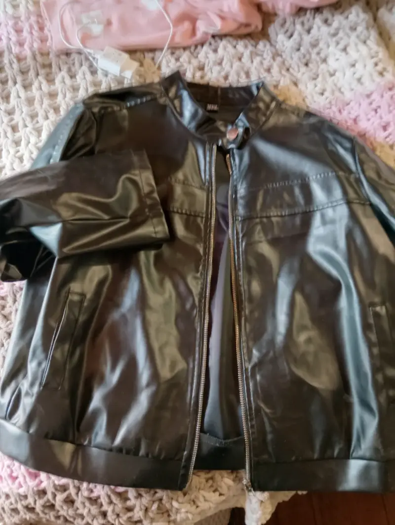 Chaqueta de cuero sintético negra para mujer