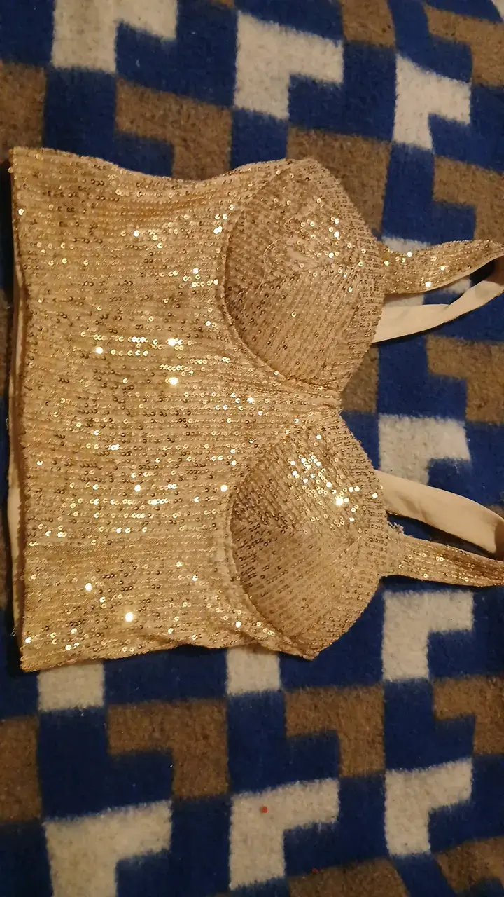 Top corto dorado con lentejuelas