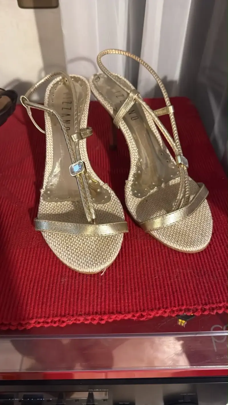 Sandalias doradas de tacón alto elegantes