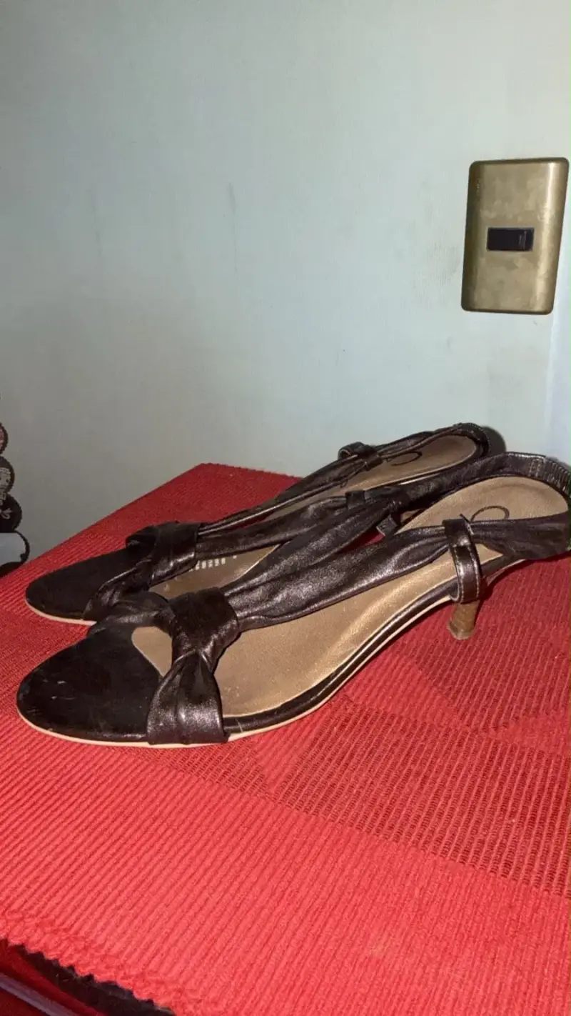 Sandalias de tacón marrón con lazo - 2