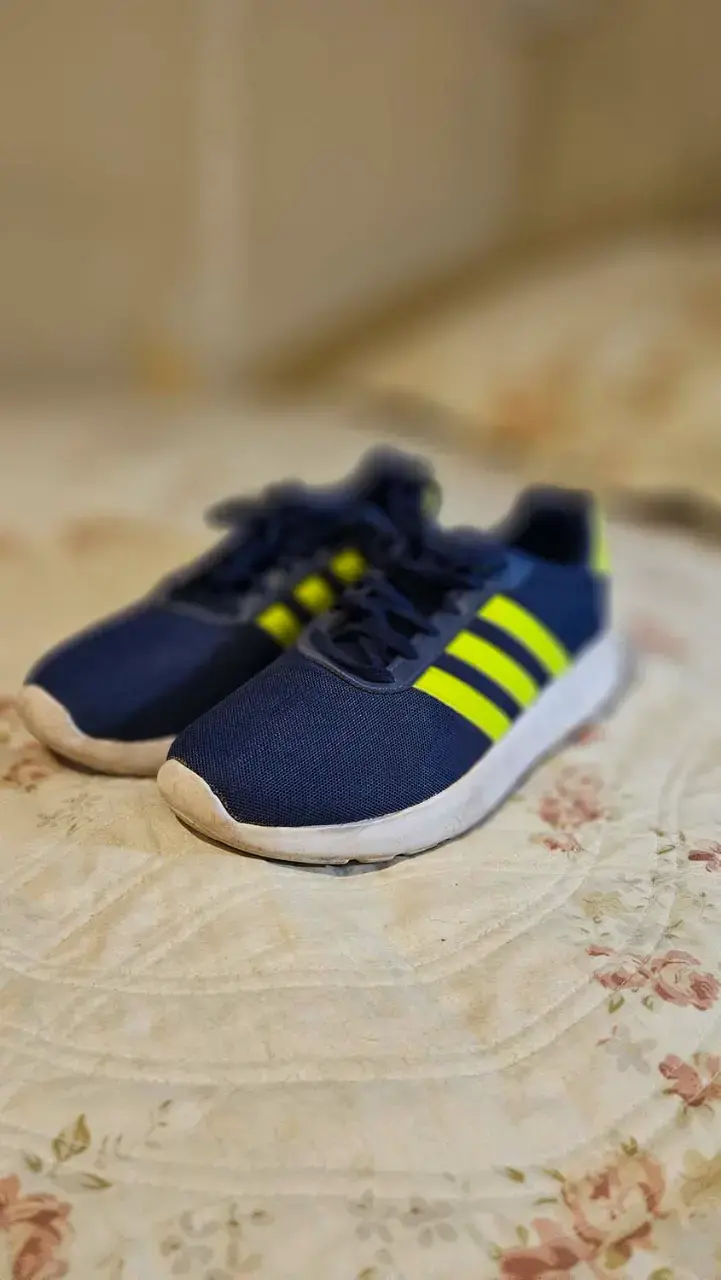 Zapatillas deportivas azul con franjas amarillas - 1