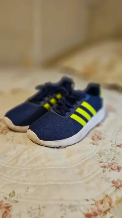 Zapatillas deportivas azul con franjas amarillas - miniatura 1