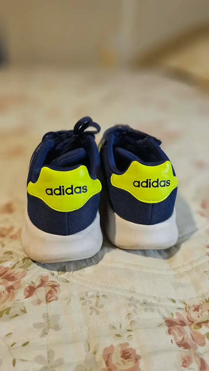 Zapatillas deportivas azul con franjas amarillas - 2