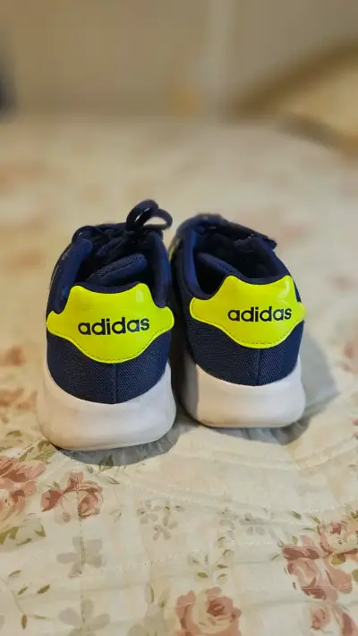 Zapatillas deportivas azul con franjas amarillas - miniatura 2