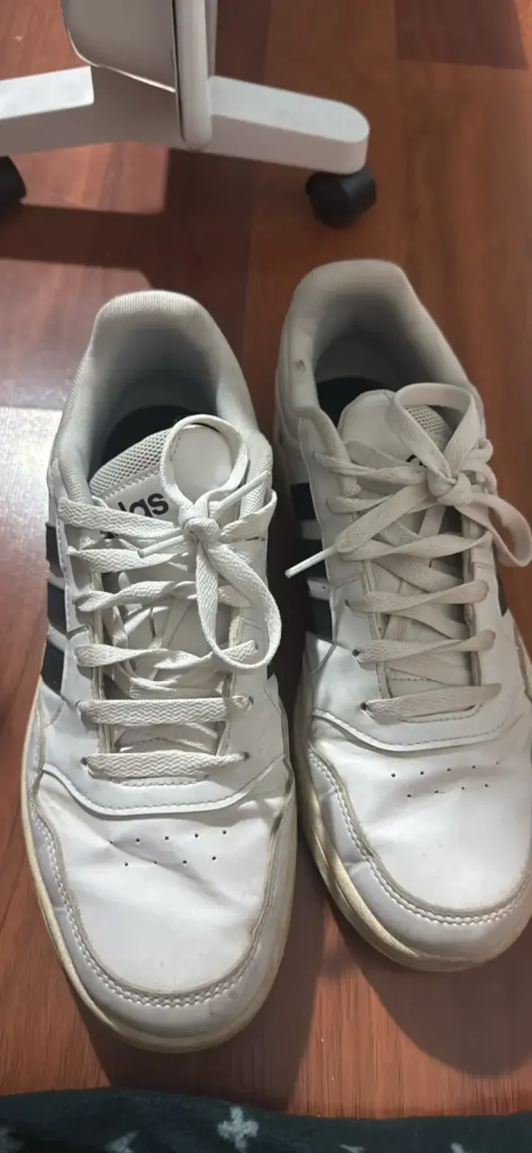Zapatillas deportivas blancas Adidas usadas - 1