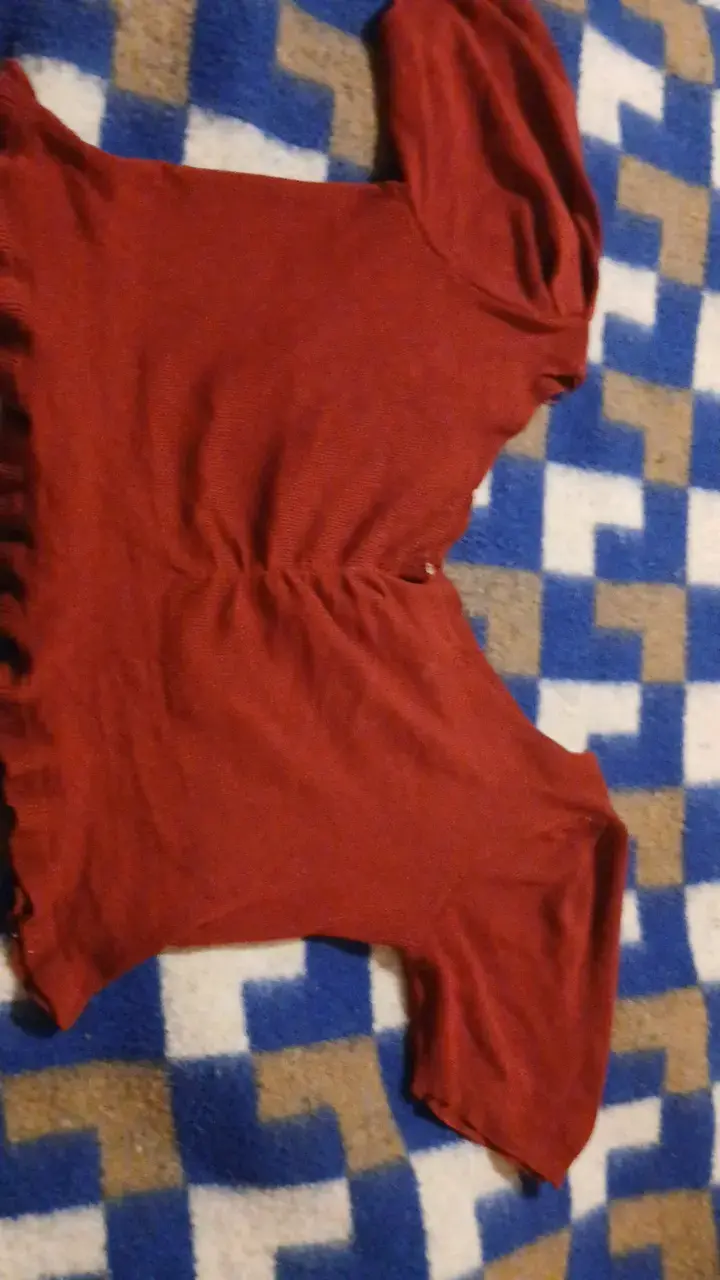 Blusa roja con volantes para mujer