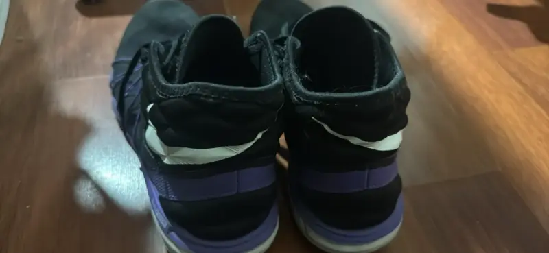 Zapatillas deportivas negras y moradas - 1