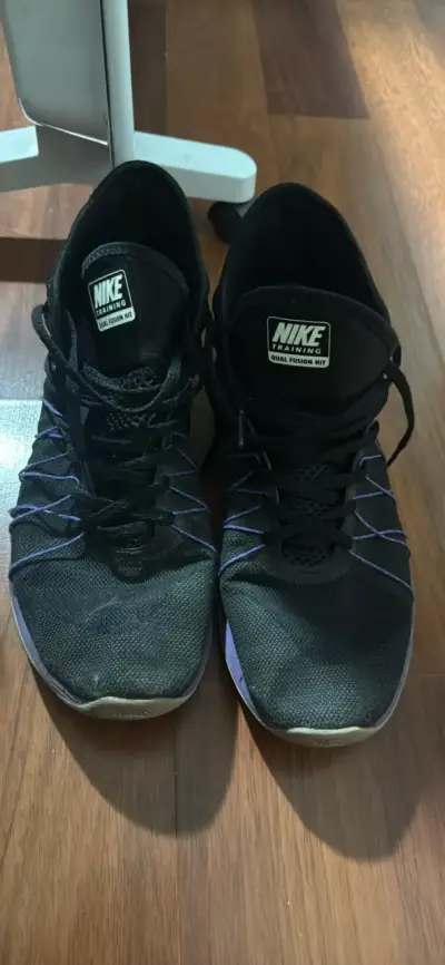 Zapatillas deportivas negras y moradas - miniatura 2