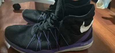 Zapatillas deportivas negras y moradas - miniatura 3