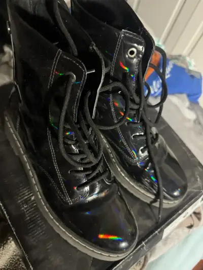 Botas negras de charol con cordones - miniatura 3