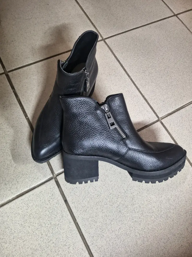 Botines de cuero negro con cierre lateral - 1