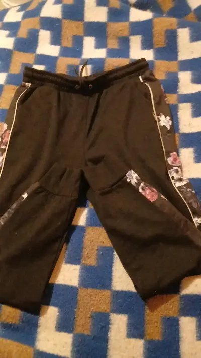 Pantalones deportivos negros con flores - miniatura 1