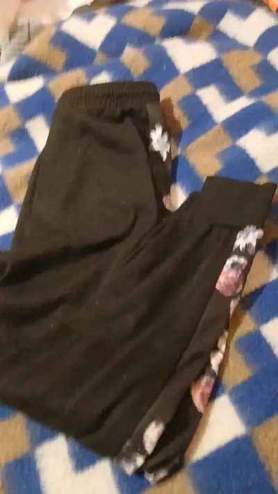 Pantalones deportivos negros con flores - miniatura 2