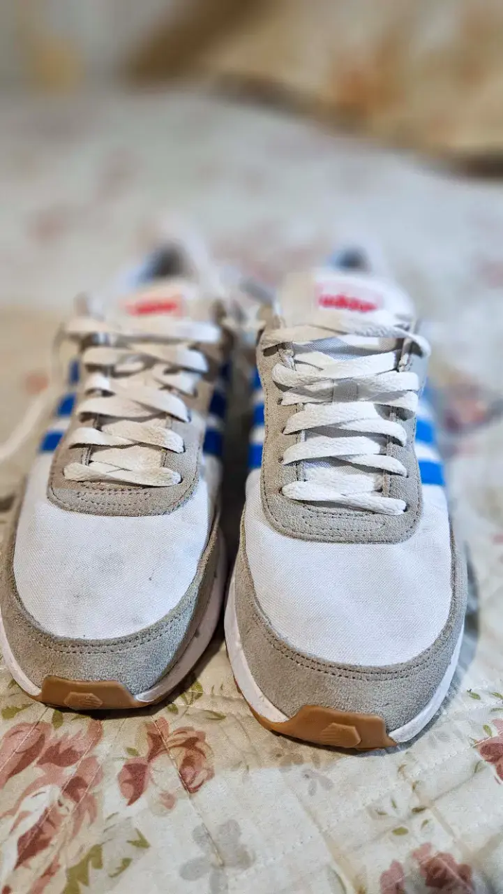 Zapatillas deportivas blancas con rayas azules - 1