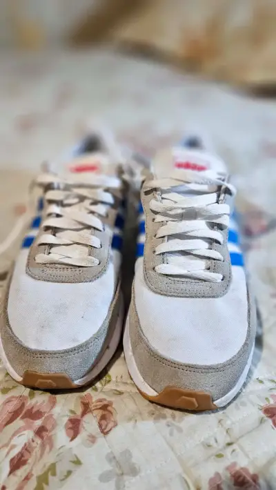 Zapatillas deportivas blancas con rayas azules - miniatura 1