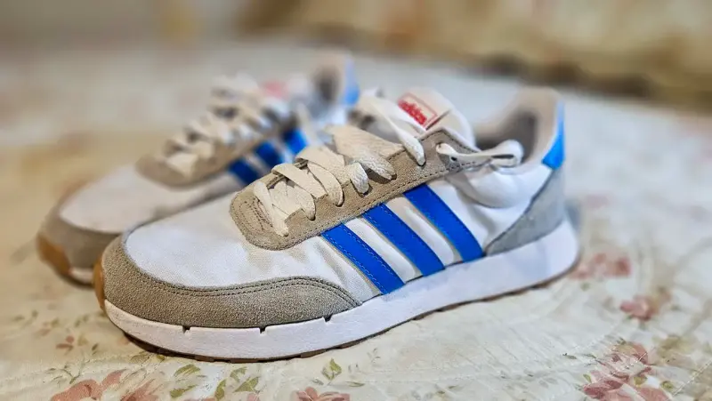 Zapatillas deportivas blancas con rayas azules - 2