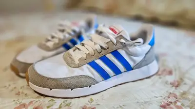 Zapatillas deportivas blancas con rayas azules - miniatura 2