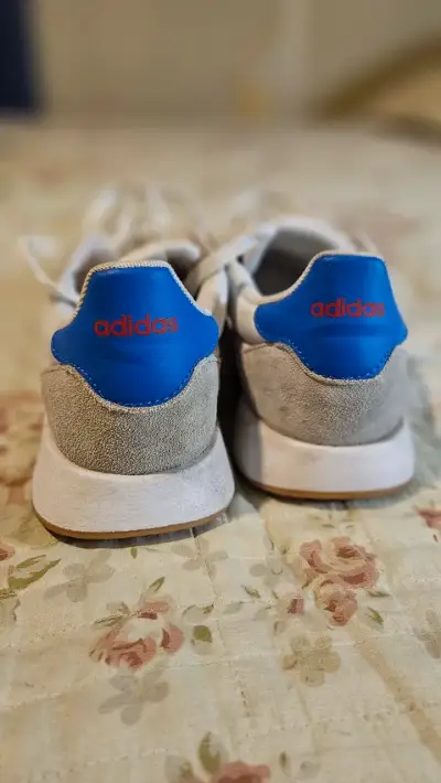Zapatillas deportivas blancas con rayas azules - miniatura 3