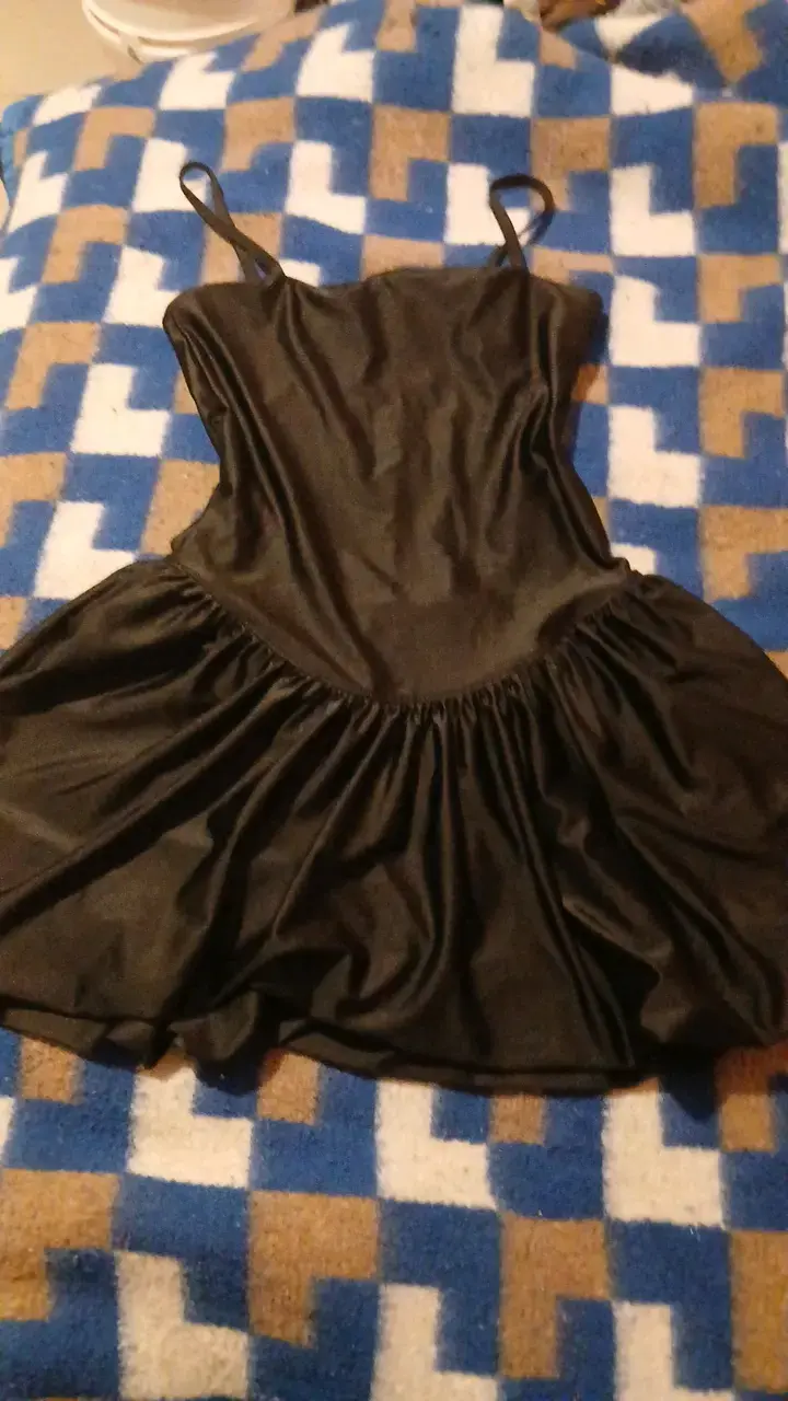 Vestido negro elegante con tirantes