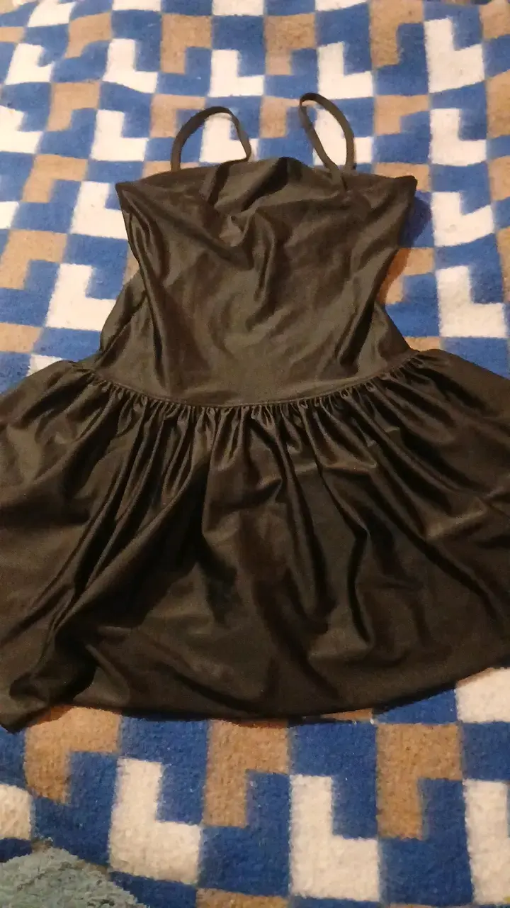 Vestido negro elegante con tirantes - 2