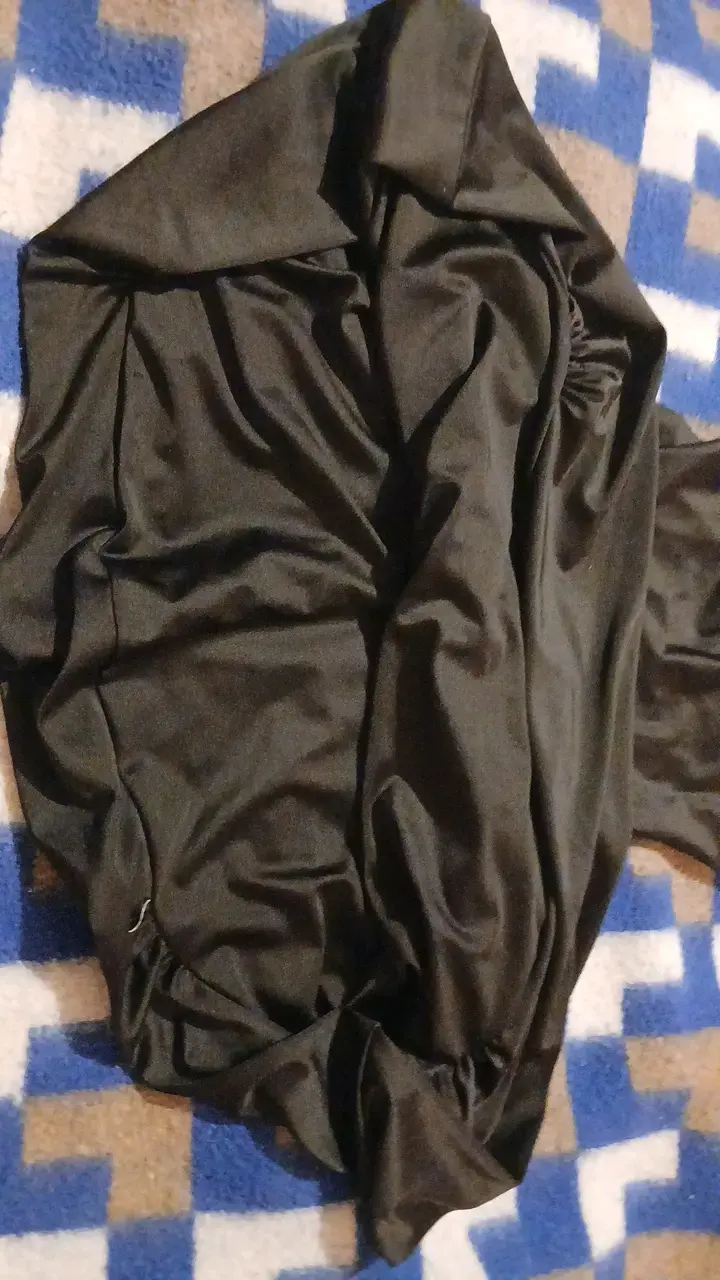 Vestido negro elegante con tirantes - 3