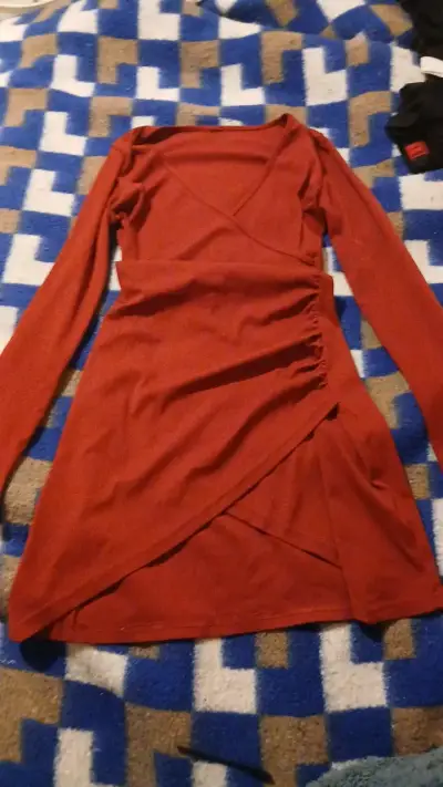 Vestido corto rojo con mangas largas - miniatura 1
